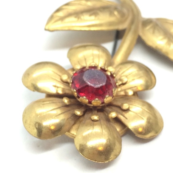 VINTAGE MCM FLOWER BROOCH PIN RED RHINESTONE ART NOUVEAU GOLD TONE MID -CENTURY - Picture 6 of 14